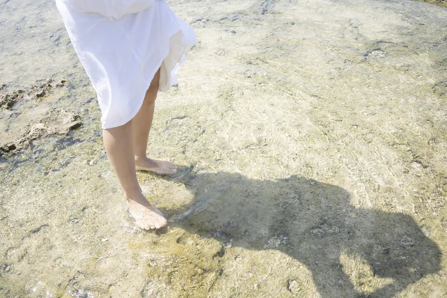 糸満の海岸の岩場と緑をめぐる